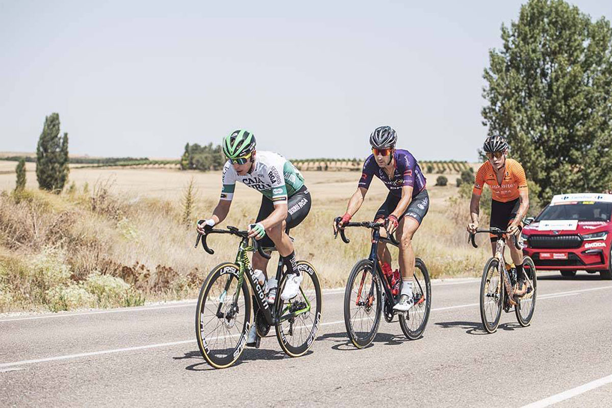 Ciclistas del Caja Rural, Burgos-BH y Euskaltel en la Vuelta a España 2021