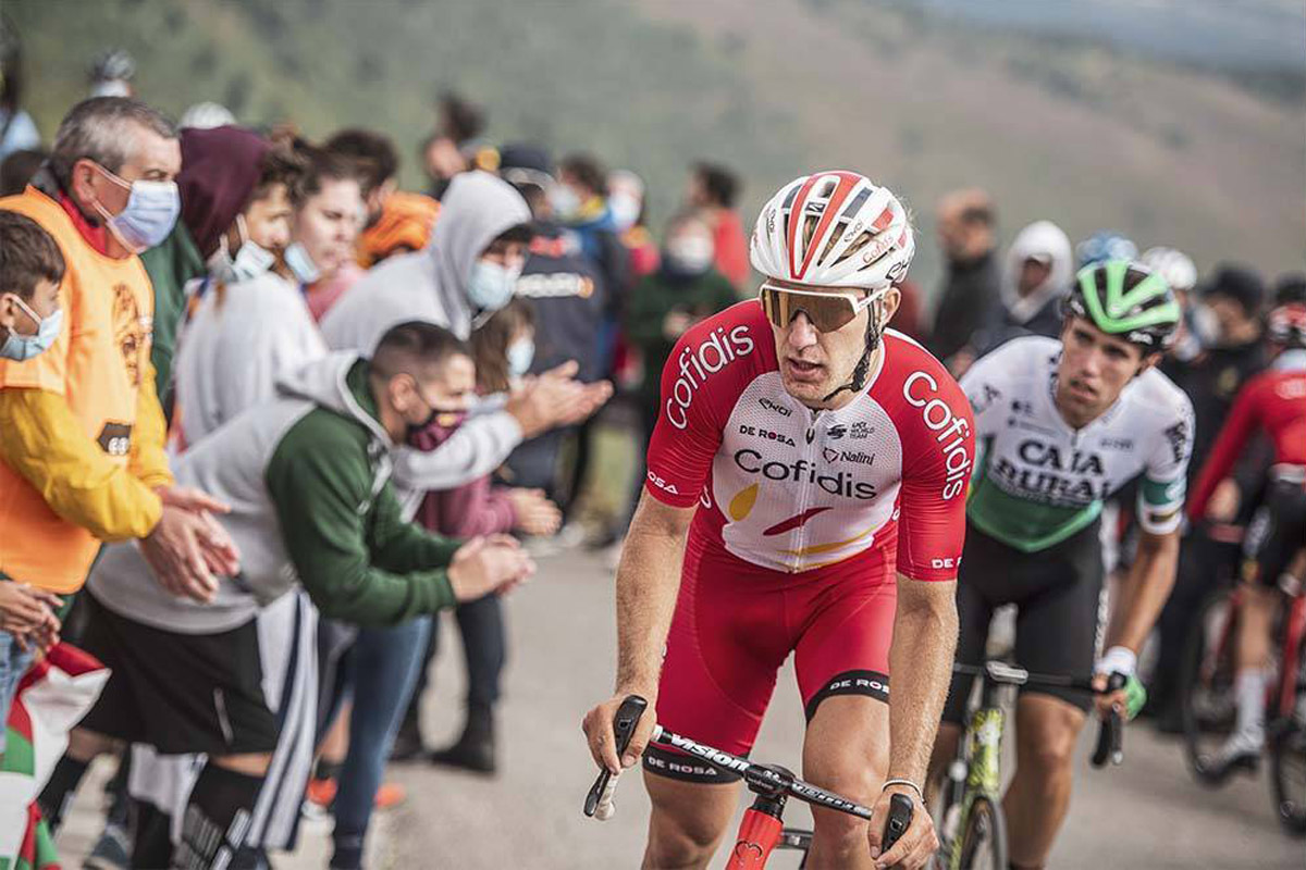 Ciclistas del Cofidis y el Caja Rural en la Vuelta a España 2021