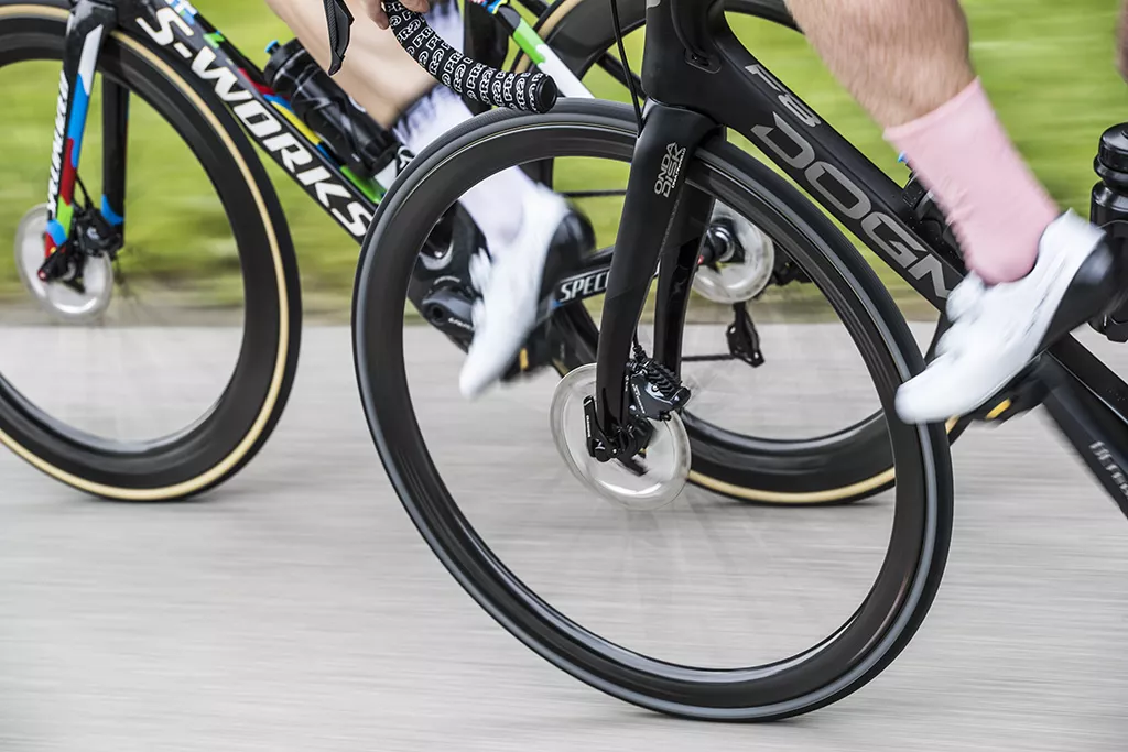 Qué aportan las ruedas de perfil en la bici de carretera?